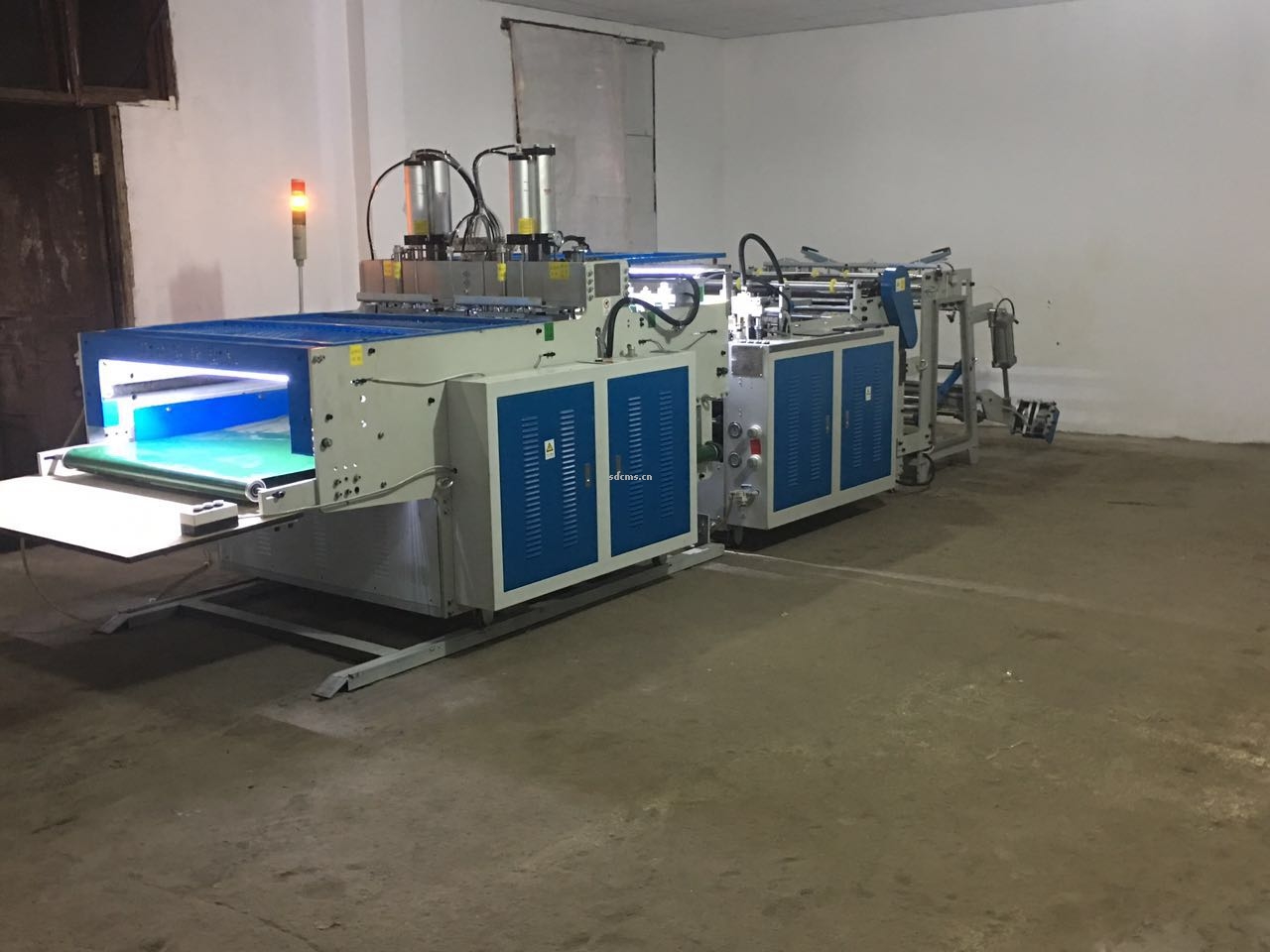 超高速制袋機 超市購物袋制袋機一、特點：本機以HDPE、LDPE筒膜為原料，是制作超市袋、背心袋、馬甲袋、市場袋的理想設備，本機具有節省人工、降低成本、一次成型、故障率低、產量高等特點，良好性能的色標跟蹤儀，使封切長度更準確，誤差更小。采用先進的電腦，長度調整方便，精確。