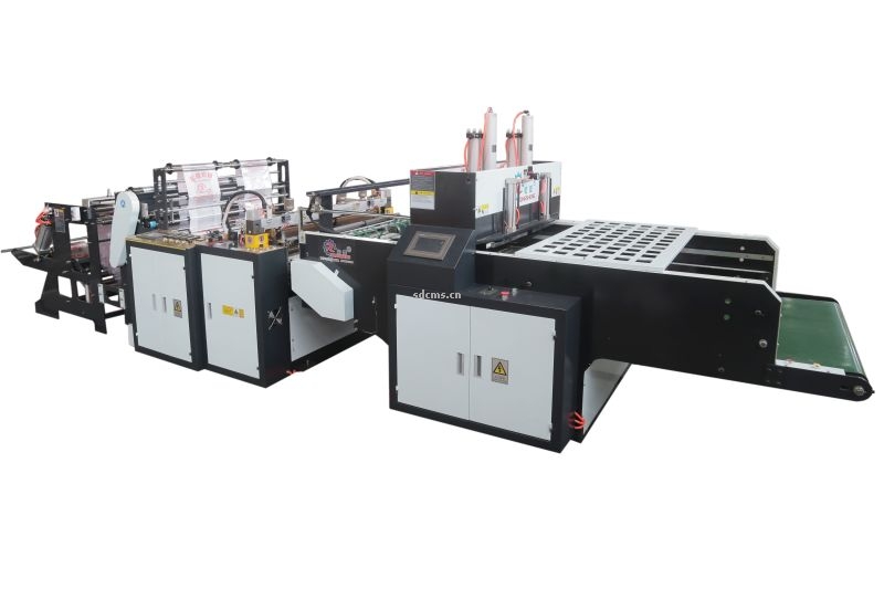 超高速制袋機 超市購物袋制袋機一、特點：本機以HDPE、LDPE筒膜為原料，是制作超市袋、背心袋、馬甲袋、市場袋的理想設備，本機具有節省人工、降低成本、一次成型、故障率低、產量高等特點，良好性能的色標跟蹤儀，使封切長度更準確，誤差更小。采用先進的電腦，長度調整方便，精確。